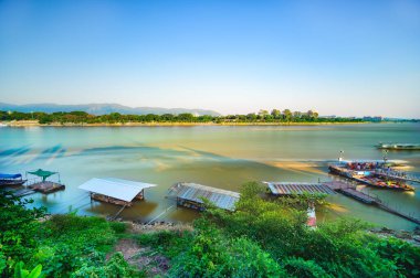 Chiang Rai 'nin Altın Üçgen Turist Yeri' ndeki Maekong Nehri boyunca doğal görüntüler..