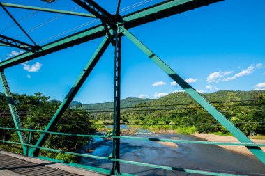 Mae Hong Son bölgesindeki anıt köprü, Tayland.