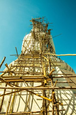 Beyaz Buda heykeli, Tayland 'daki Phra Maeyen tapınağında yapım aşamasında..