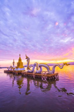 Beyaz Naga heykeli Kwan Phayao, Tayland 'da.