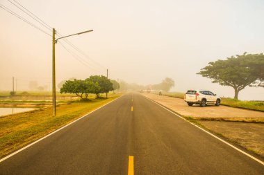 Tayland 'ın Phayao eyaletinde kış mevsiminde sisli koşu pisti.
