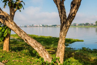 Tayland 'da kış mevsiminde Phayao Gölü' nün yanındaki şehir..