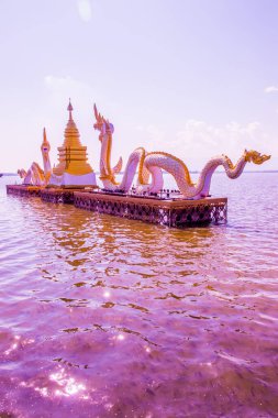 Beyaz Naga heykeli Kwan Phayao, Tayland 'da.