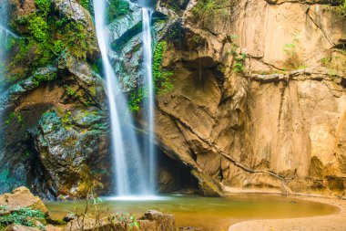 Tayland 'ın Chiangmai ilinde Mork Fa şelalesi.
