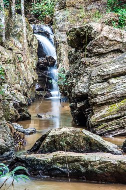 Mork Fa şelalesinin manzarası, Tayland.