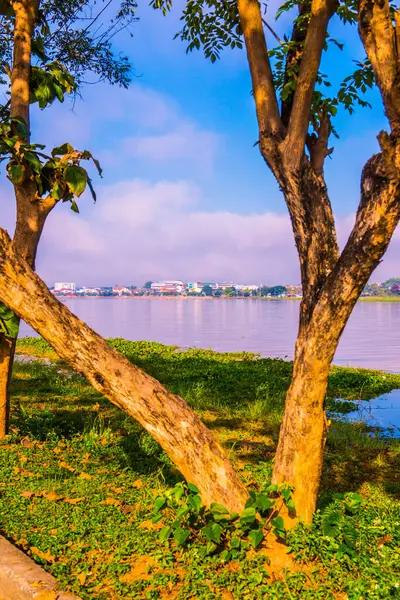 Tayland 'da kış mevsiminde Phayao Gölü' nün yanındaki şehir..