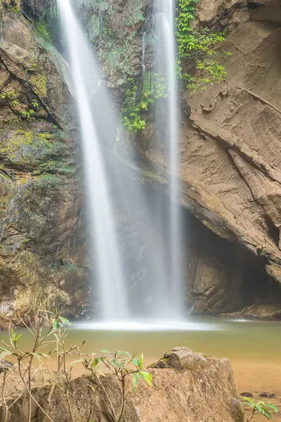 Tayland 'ın Chiangmai ilinde Mork Fa şelalesi.