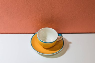 Turuncu duvarlı, beyaz tabanlı sarı kahve fincanı, Tayland.