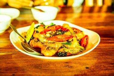 Karabiber ve dolmalık biberli kızarmış karides, Tayland.