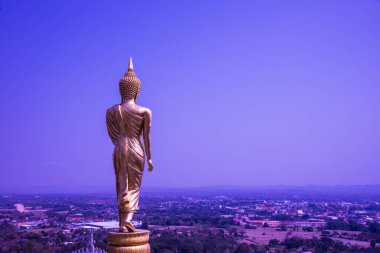 Phra 'da yürüyen altın Buda heykeli. Khao Noi tapınağı, Tayland.