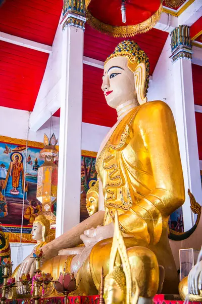 Hua Wiang Tai tapınağındaki güzel beyaz Buda, Tayland.