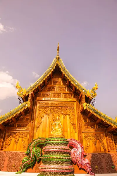 Tayland 'daki Ban Den Tapınağı' nda güzel bir Tayland tarzı kilise..