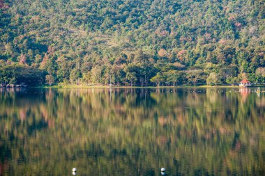 Tayland 'ın Chiangmai ilindeki Huay Tueng Tao gölünün manzara manzarası.