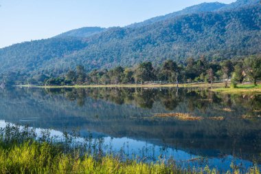Tayland 'ın Chiangmai ilindeki Huay Tueng Tao gölünün manzara manzarası.