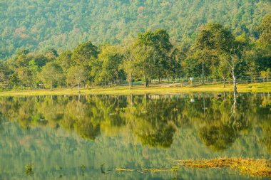 Tayland 'ın Chiangmai ilindeki Huay Tueng Tao gölünün manzara manzarası.