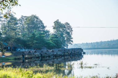 Tayland 'ın Chiangmai ilindeki Huay Tueng Tao gölünün manzara manzarası.