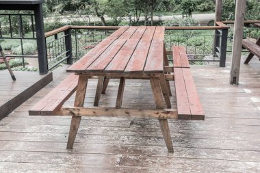 Tayland 'da ahşap zeminde masa seti..