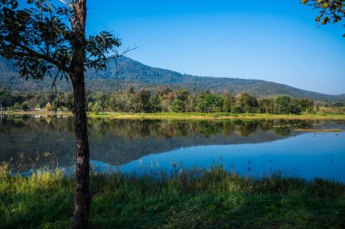 Tayland 'ın Chiangmai ilindeki Huay Tueng Tao gölünün manzara manzarası.