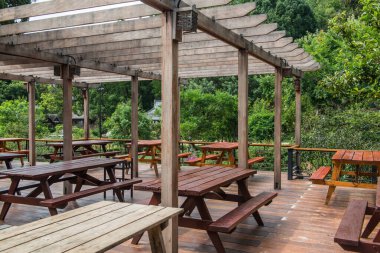 Tayland 'da ahşap zeminde masa seti..