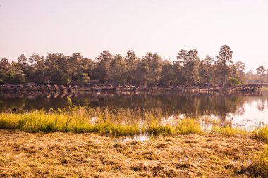 Tayland 'ın Chiangmai ilindeki Huay Tueng Tao gölünün manzara manzarası.