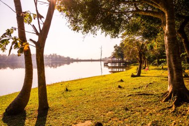 Tayland 'ın Chiangmai ilindeki Huay Tueng Tao gölünün manzara manzarası.