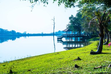 Tayland 'ın Chiangmai ilindeki Huay Tueng Tao gölünün manzara manzarası.