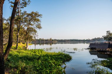 Tayland 'ın Chiangmai ilindeki Huay Tueng Tao gölünün manzara manzarası.