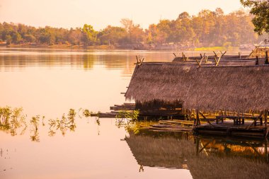 Tayland 'ın Chiangmai ilindeki Huay Tueng Tao gölünün manzara manzarası.