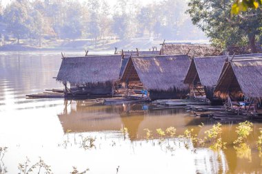 Tayland 'ın Chiangmai ilindeki Huay Tueng Tao gölünün manzara manzarası.