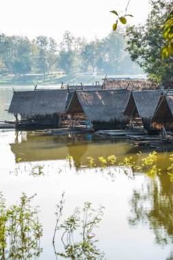 Tayland 'ın Chiangmai ilindeki Huay Tueng Tao gölünün manzara manzarası.