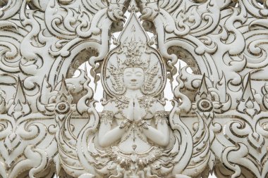 Tayland 'daki Rong Khun tapınağında kalıp sanatıyla dekorasyon..