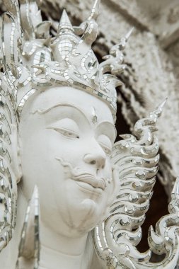 Tayland 'daki Rong Khun tapınağında kalıp sanatıyla dekorasyon..