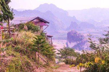 Tayland Phulangka Ulusal Parkı 'nda Dağ Manzaralı Küçük Ev.