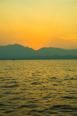 Kwan Phayao Gölü 'nde gün batımı, Tayland.