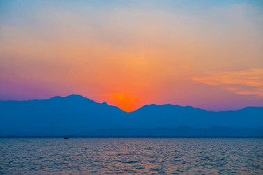 Kwan Phayao Gölü 'nde gün batımı, Tayland.