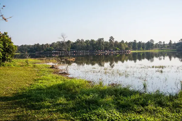 Tayland 'ın Chiangmai ilindeki Huay Tueng Tao gölünün manzara manzarası.