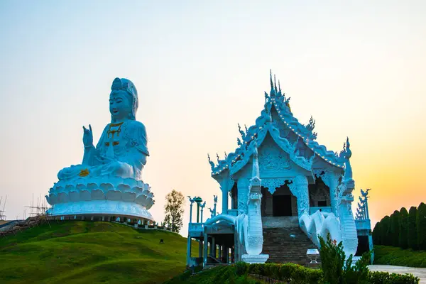 Güzel Guan Yin heykeli Huay Pla Kang tapınağında, Tayland.