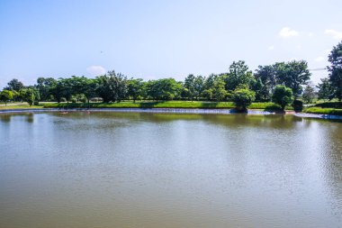 Tayland 'ın Chiang Rai bölgesinde mavi gökyüzü ile göl.
