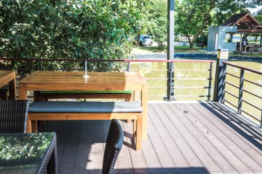 Tayland 'ın Chiang Rai şehrinde göllü yemek masası..