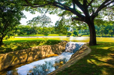 Su, Tayland 'daki küçük beton kanala taşar..