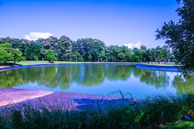 Tayland 'ın Chiang Rai bölgesinde mavi gökyüzü ile göl.