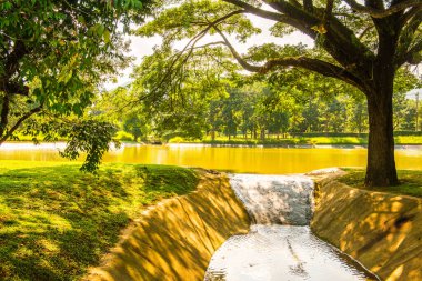 Su, Tayland 'daki küçük beton kanala taşar..