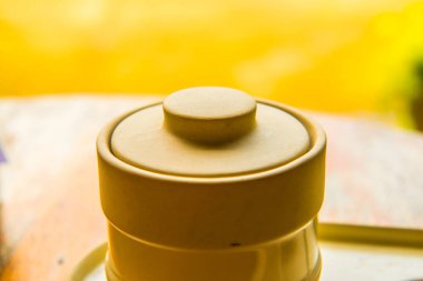 Kapaklı modern seramik kavanoz, Tayland.