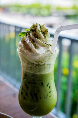 Krem şantili buzlu yeşil çay, Tayland.