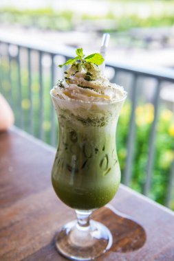 Krem şantili buzlu yeşil çay, Tayland.