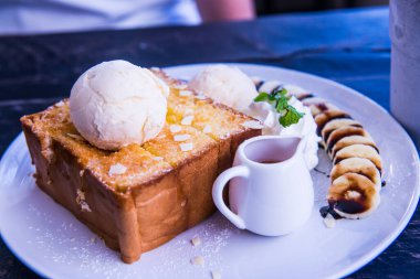 Beyaz Bulaşık, Tayland 'da Ballı Tost.