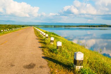 Mae Tam rezervuarının manzara görüntüsü, Tayland.