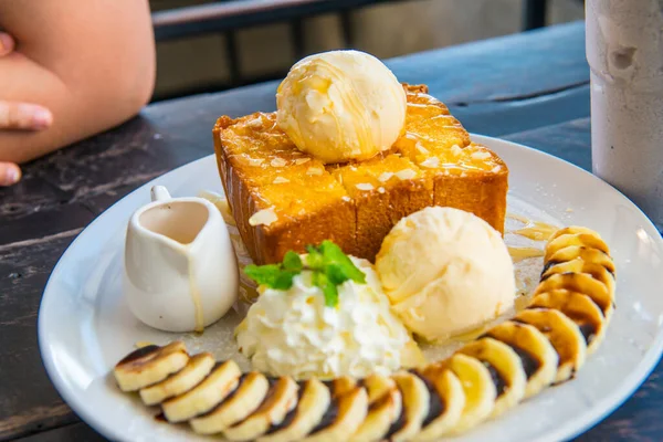 Beyaz Bulaşık, Tayland 'da Ballı Tost.