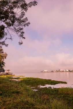 Tayland 'da kış mevsiminde Phayao Gölü' nün yanındaki şehir..