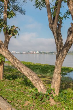 Tayland 'da kış mevsiminde Phayao Gölü' nün yanındaki şehir..